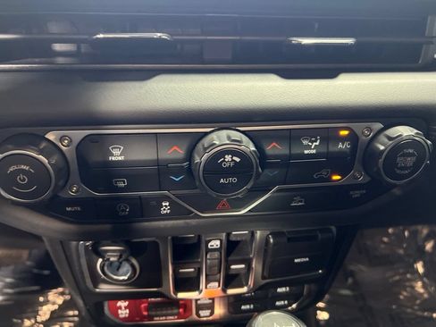Used 2025 Jeep Wrangler Unlimited Rubicon AWD/4WD image 29