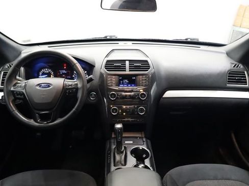 Used 2017 Ford Explorer XLT image 16