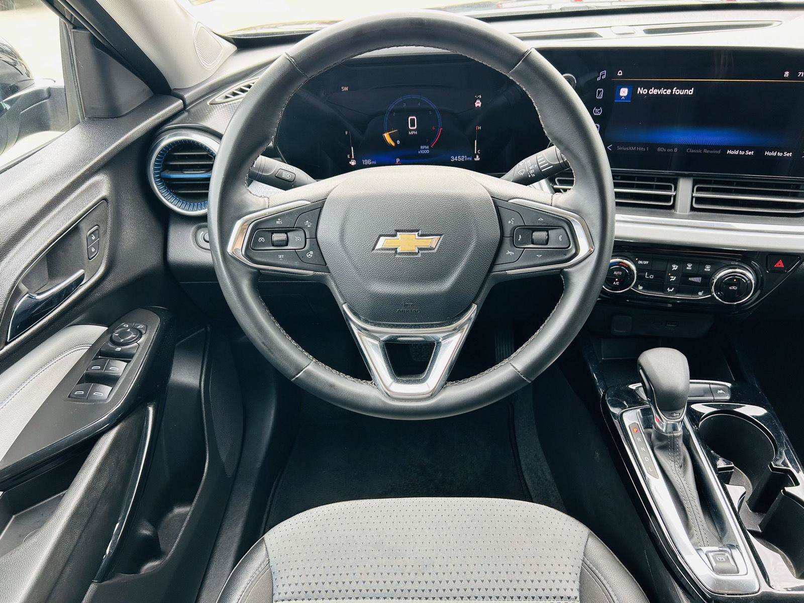 Used 2025 Chevrolet Trax LT w/ LT Convenience Package FWD image 12