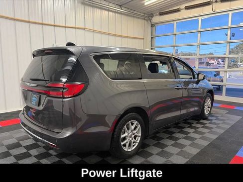 Used 2023 Chrysler Pacifica Touring-L FWD image 4