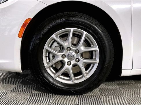 Used 2022 Chrysler Pacifica Touring-L image 8