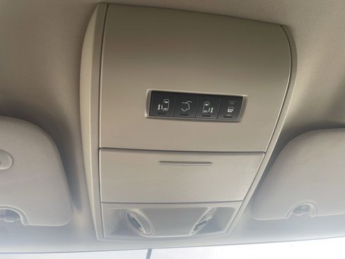 Used 2016 Chrysler Town & Country Touring image 23