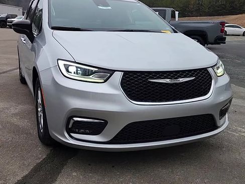 Used 2024 Chrysler Pacifica Touring-L image 2