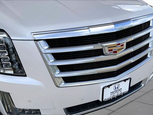Used 2018 Cadillac Escalade Luxury AWD/4WD image 32