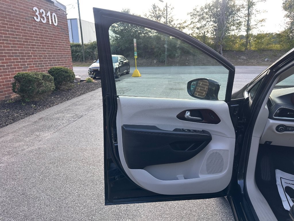 Used 2017 Chrysler Pacifica Limited w/ UConnect Theater Package FWD image 9