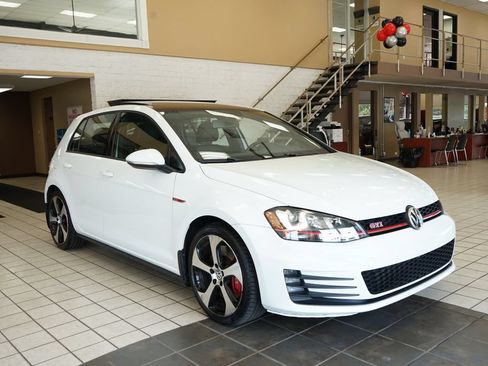 Used 2017 Volkswagen GTI SE FWD image 18