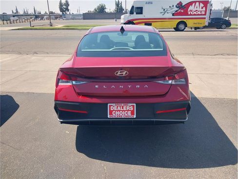 Used 2024 Hyundai Elantra SE FWD image 5