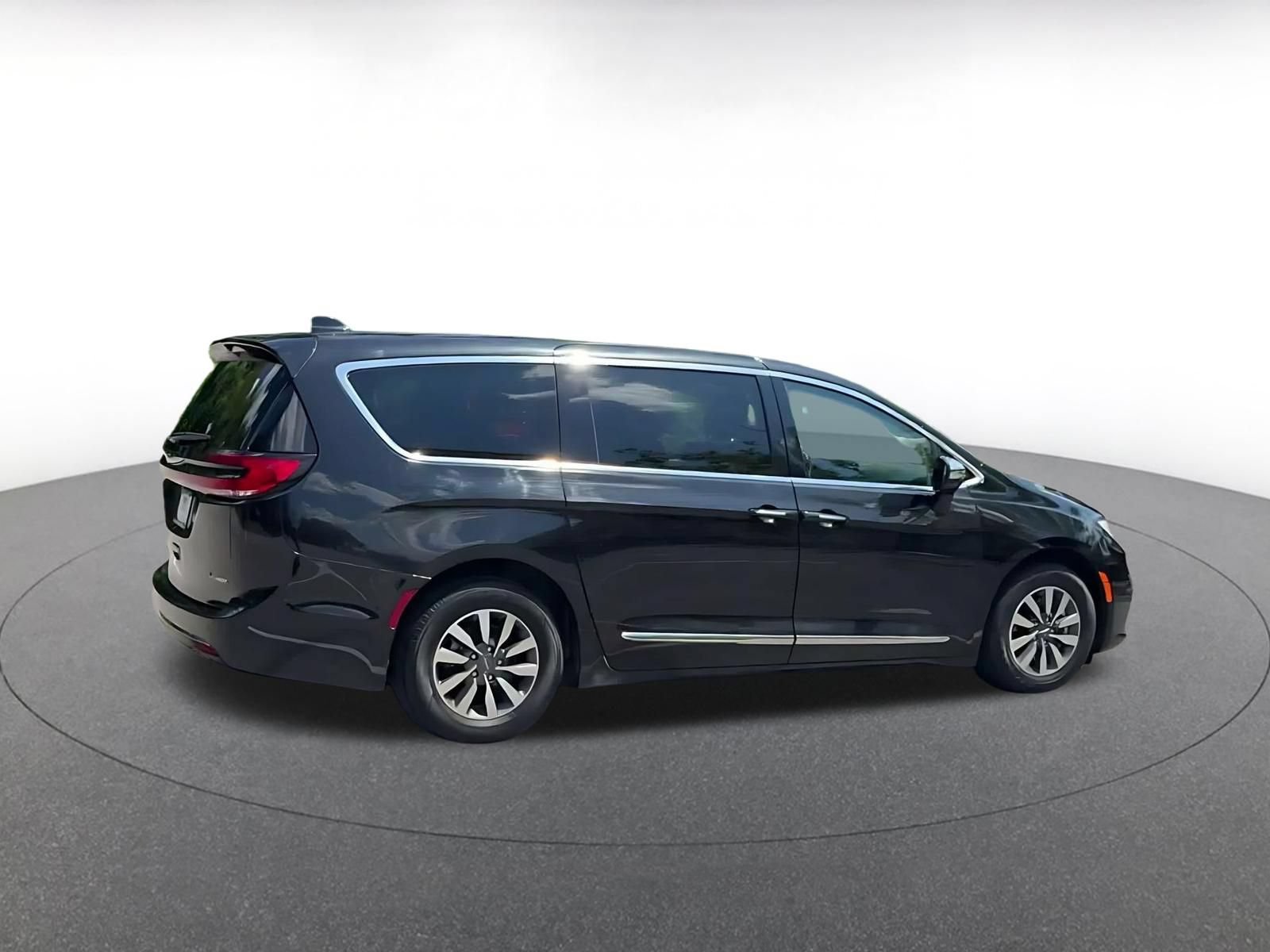 Used 2023 Chrysler Pacifica Limited FWD image 13