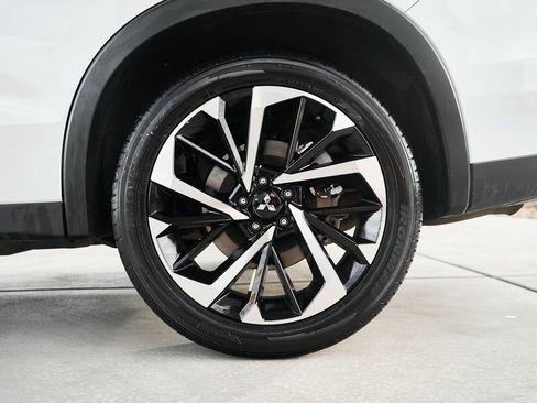 Used 2024 Mitsubishi Outlander SE image 10