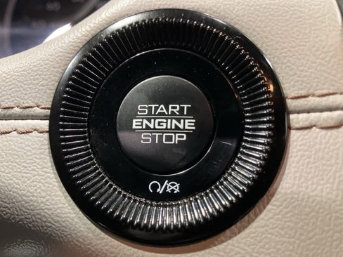 Used 2025 Jeep Compass Limited image 17