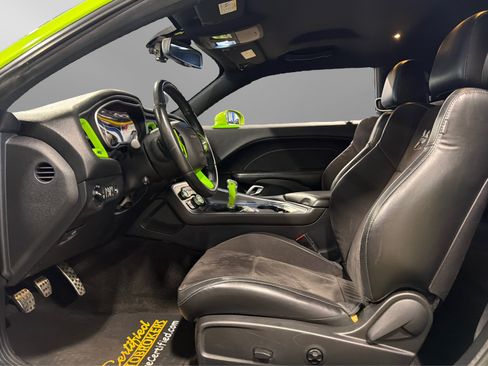 Used 2015 Dodge Challenger R/T Scat Pack w/ Leather Interior Group RWD image 19