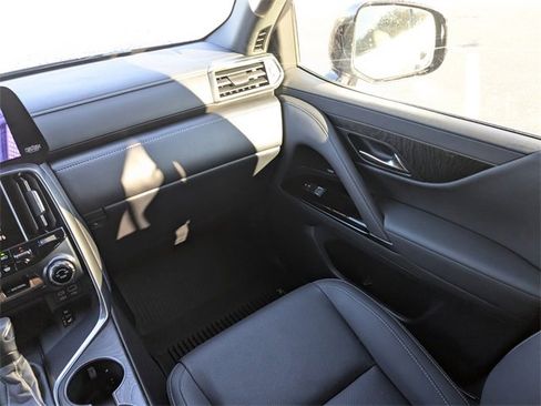 Used 2024 Lexus LX 600 4WD w/ Luxury Package image 16