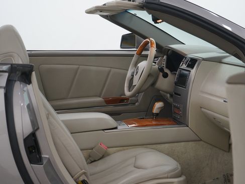 Used 2005 Cadillac XLR image 19