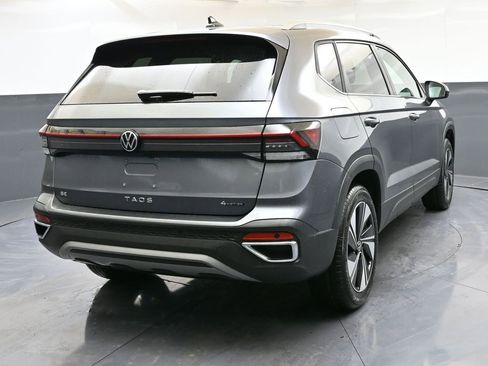 Used 2025 Volkswagen Taos SE w/ Panoramic Sunroof Package AWD/4WD image 5
