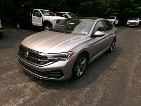 Used 2023 Volkswagen Jetta SE w/ Panoramic Sunroof Package FWD image 3