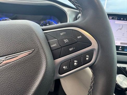 Used 2023 Chrysler Pacifica Touring-L FWD image 15