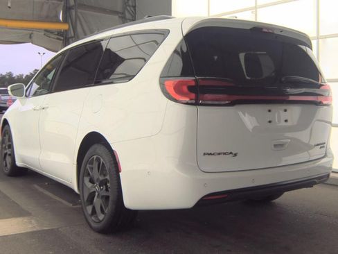 Used 2021 Chrysler Pacifica Limited w/ Uconnect Theater Family Group AWD/4WD image 5