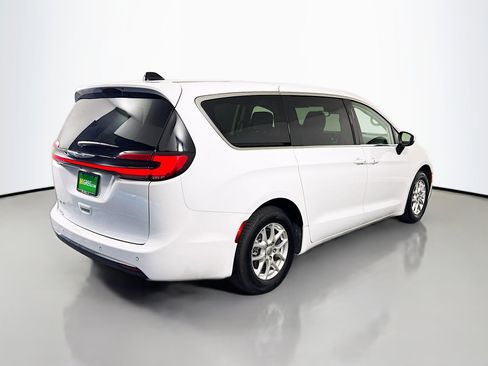 Used 2023 Chrysler Pacifica Touring-L image 10