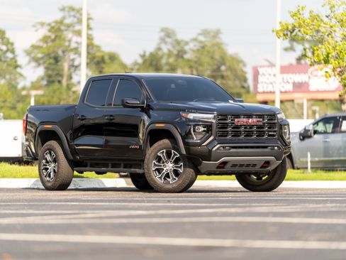 Used 2025 GMC Canyon AT4 w/ Technology Plus Package AWD/4WD image 2