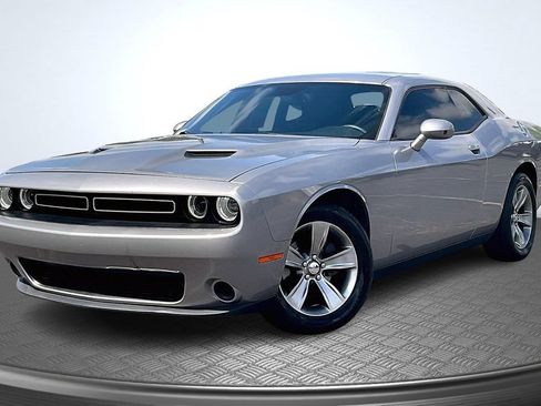 Used 2015 Dodge Challenger SXT RWD image 3