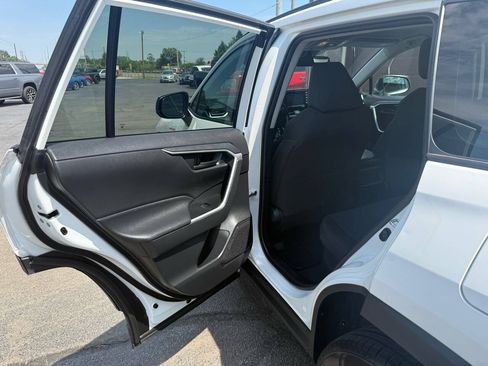 Used 2021 Toyota RAV4 LE AWD/4WD image 27