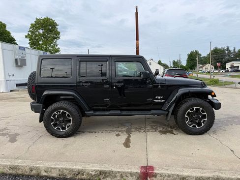 Used 2016 Jeep Wrangler Unlimited Sahara AWD/4WD image 5
