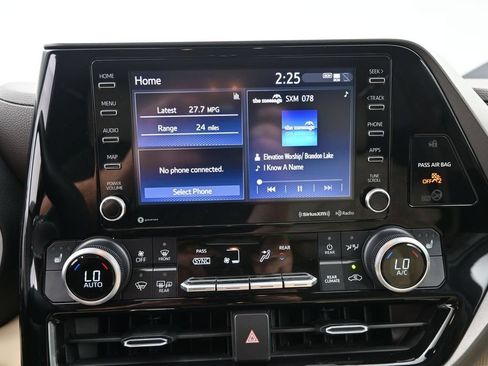 Used 2021 Toyota Highlander XLE FWD image 12