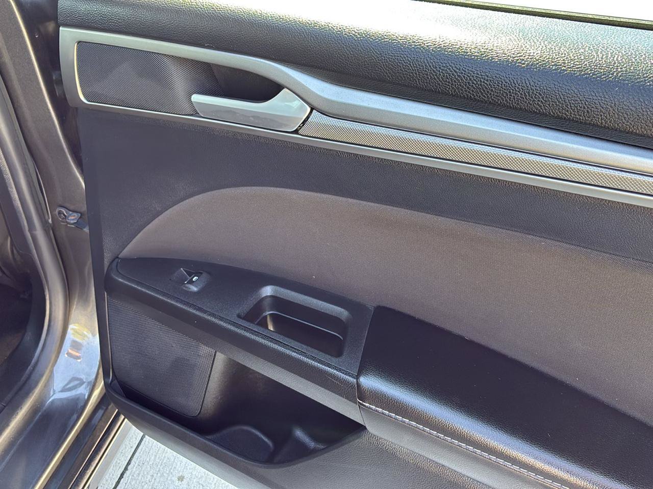 Used 2020 Ford Fusion SE FWD image 30