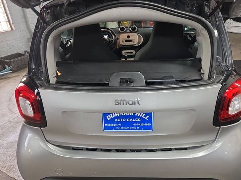 Used 2016 smart fortwo passion RWD image 11