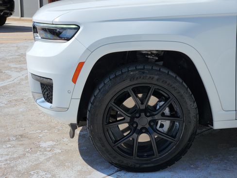 Used 2025 Jeep Grand Cherokee L Summit w/ Luxury Tech Group V AWD/4WD image 9