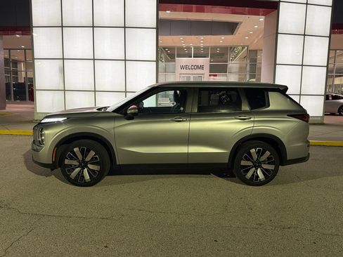 Used 2025 Mitsubishi Outlander SE AWD/4WD image 2