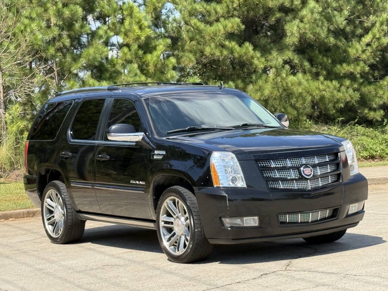 Used 2012 Cadillac Escalade Premium RWD image 3