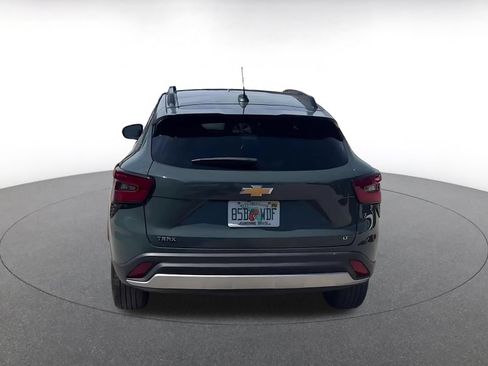 Used 2025 Chevrolet Trax LT FWD image 12