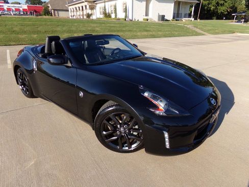 Used 2019 Nissan 370Z Roadster RWD image 3