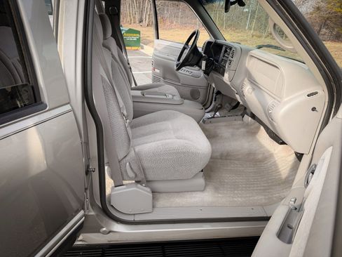 Used 1999 Chevrolet Suburban 2500 w/ Preferred Equipment Group 2 image 18