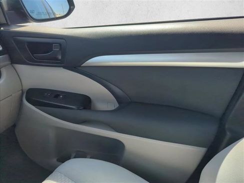 Used 2017 Toyota Highlander LE FWD image 25