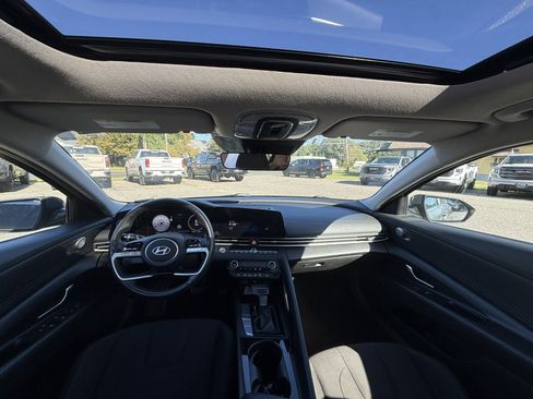 Used 2025 Hyundai Elantra SEL FWD image 26