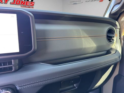 Used 2025 Jeep Gladiator Mojave AWD/4WD image 35