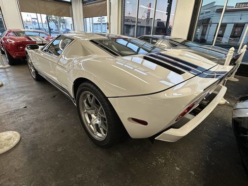 Used 2005 Ford GT RWD image 2