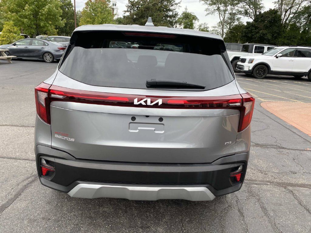 Used 2025 Kia Seltos LX AWD/4WD image 4