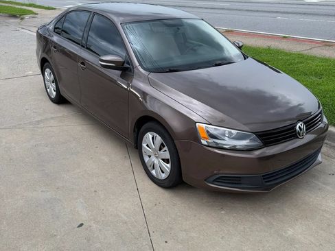 Used 2011 Volkswagen Jetta SE FWD image 2