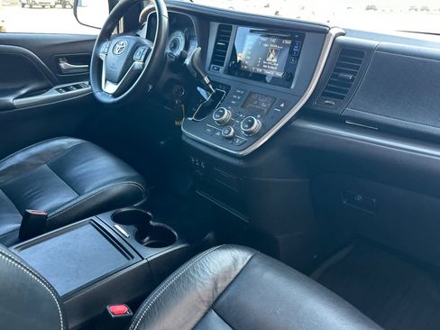 Used 2017 Toyota Sienna SE image 16
