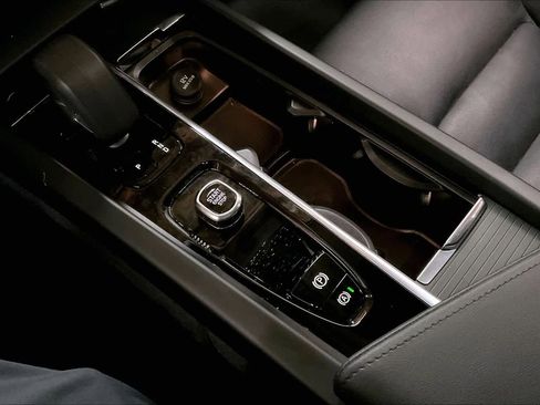 Used 2025 Volvo XC60 B5 Core w/ Protection Package Premier image 36