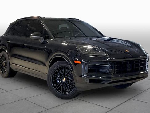 Used 2024 Porsche Cayenne image 2