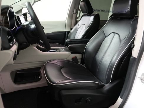 Used 2023 Chrysler Pacifica Limited FWD image 23