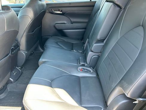 Used 2020 Toyota Highlander XLE FWD image 18