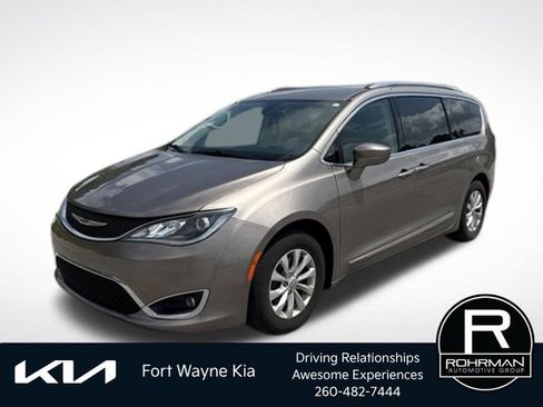 Used 2018 Chrysler Pacifica Touring-L Plus FWD image 1