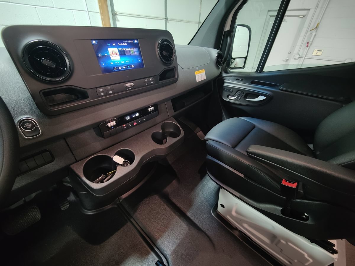 Used 2023 Mercedes-Benz Sprinter 2500 image 32