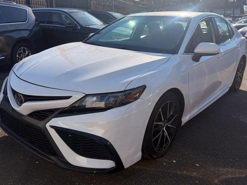 Used 2021 Toyota Camry SE image 1