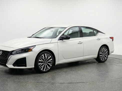 Used 2025 Nissan Altima 2.5 SV image 3
